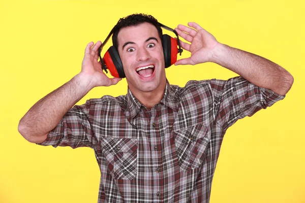 Homem feliz usando auriculares cancelando o ruído — Fotografia de Stock