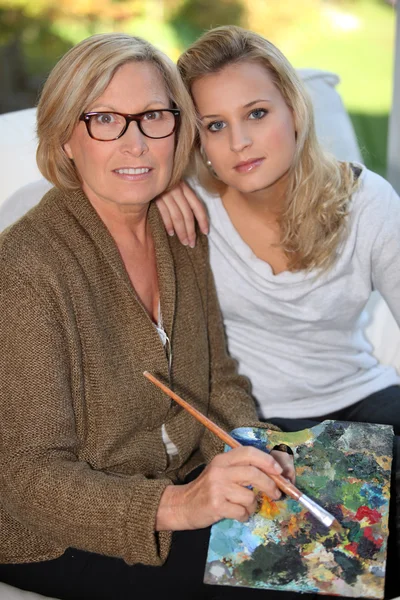 Abuela y nieta pintando — Foto de Stock