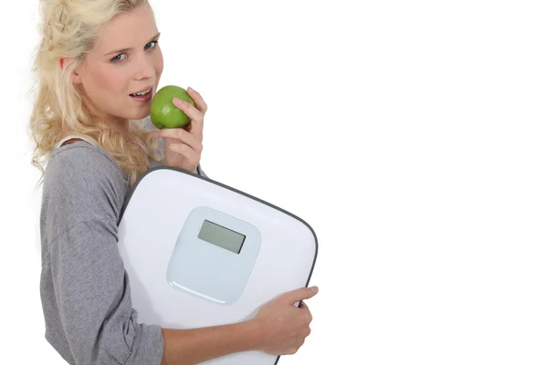 Здоровая женщина ест яблоко — стоковое фото