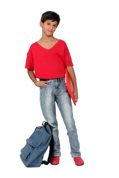 Молодий школяр у червоній футболці та взутті — стокове фото