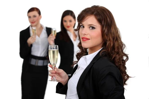 Деловые женщины пьют шампанское — стоковое фото