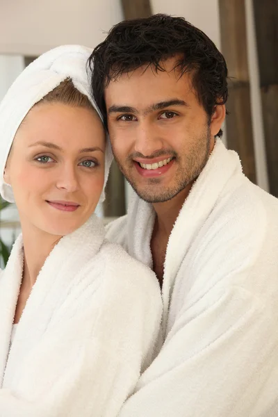 Portré, fiatal pár mosolyognak rajta fürdőköpeny — Stock Fotó