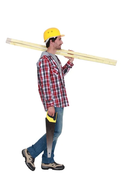 Profil d'un menuisier avec du bois et une scie — Photo