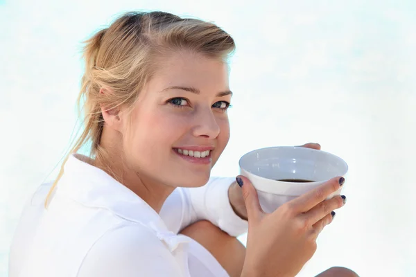 Portret van een vrouw met kom van koffie — Stockfoto