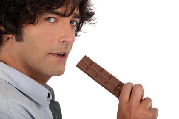 食べるチョコレート ・ バーを 35 歳の男 — ストック写真