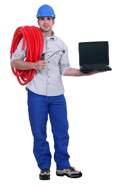 Водопроводчик держит ноутбук — стоковое фото