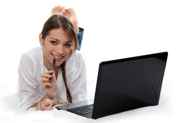 在手提电脑上工作的女人 — 图库照片