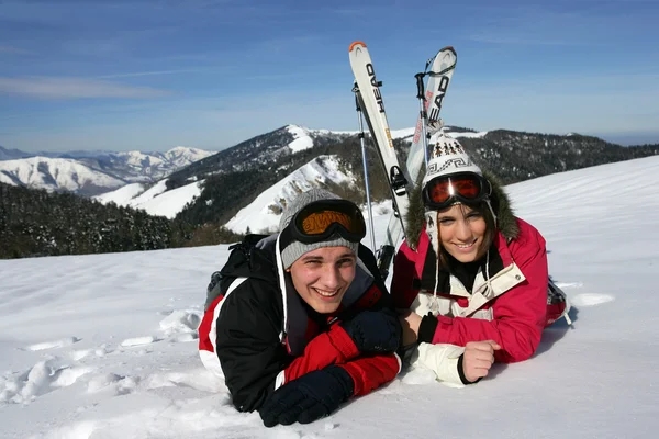 Νεαρό ζευγάρι τοποθέτηση στο χιόνι — Φωτογραφία Αρχείου