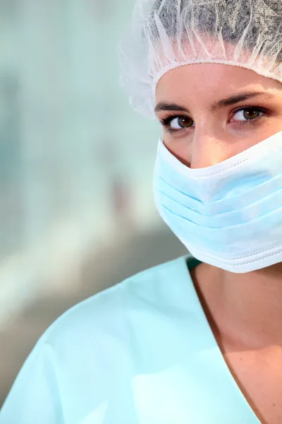 Νοσοκόμα φορώντας μάσκα χειρουργική — Φωτογραφία Αρχείου