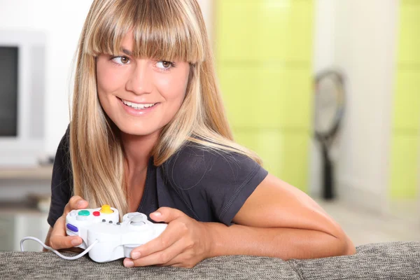 Mulher loira jogando videogames — Fotografia de Stock