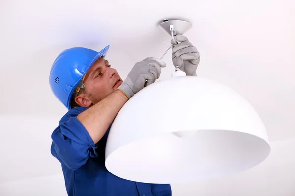 Instalación de la luz de techo . — Foto de Stock