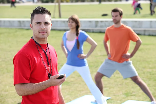 Personal trainer with his clients — Stock Photo, Image