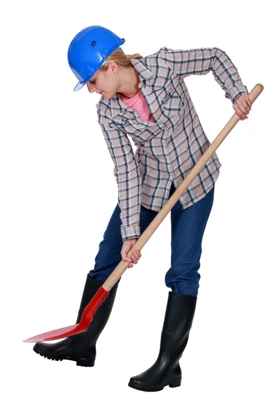 Женщина копает лопатой — стоковое фото