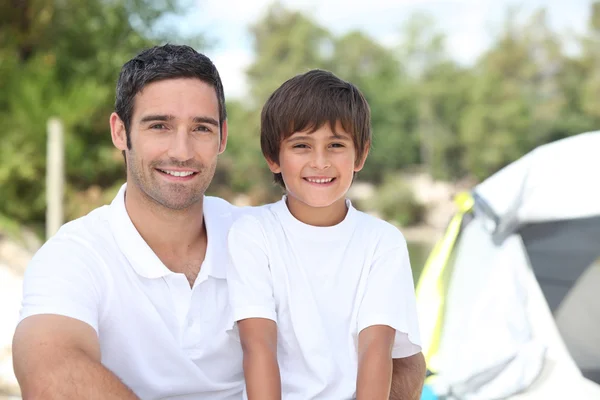 Far och son på en camping resa — Stockfoto
