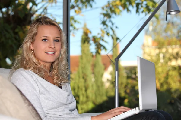 Tizenéves lány egy laptop számítógép használata — Stock Fotó