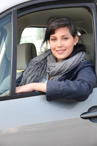 Eine Frau am Steuer eines Autos — Stockfoto