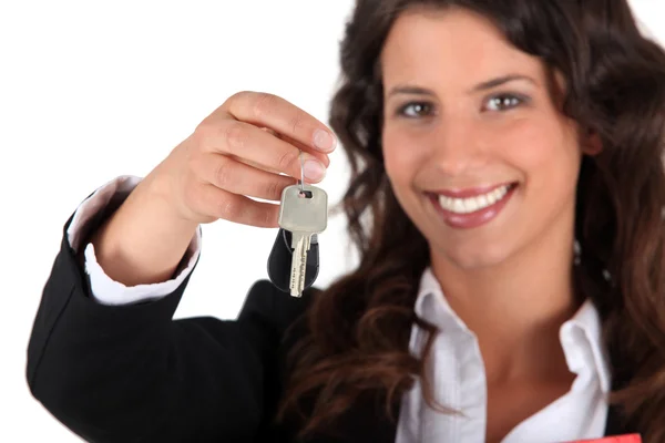 Kvinnlig fastighetsmäklare överlämna nycklar — Stockfoto