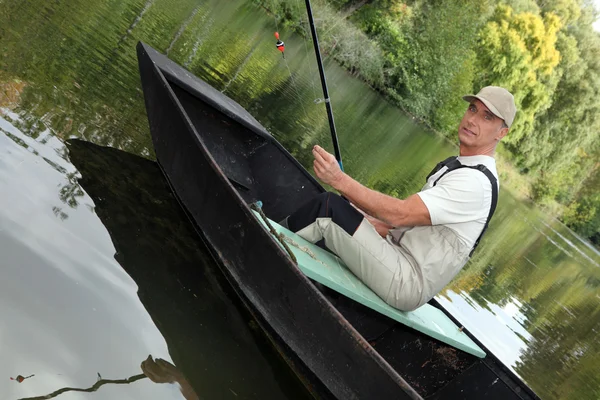 Uomo fuori pesca sul lago — Foto Stock