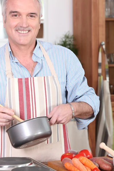 Oudere man koken — Stockfoto