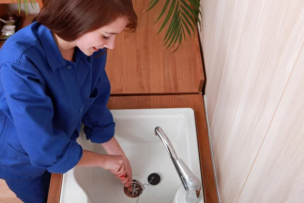 Kadın tesisatçı bir lavabo yükleme bitirme — Stok fotoğraf