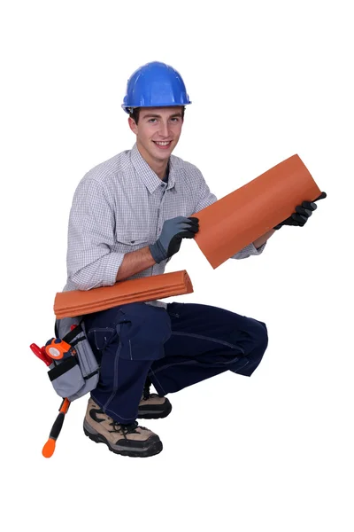 Handwerker hält Dachziegel — Stockfoto