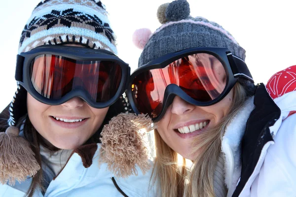 滑雪服装的两个女性朋友 — 图库照片