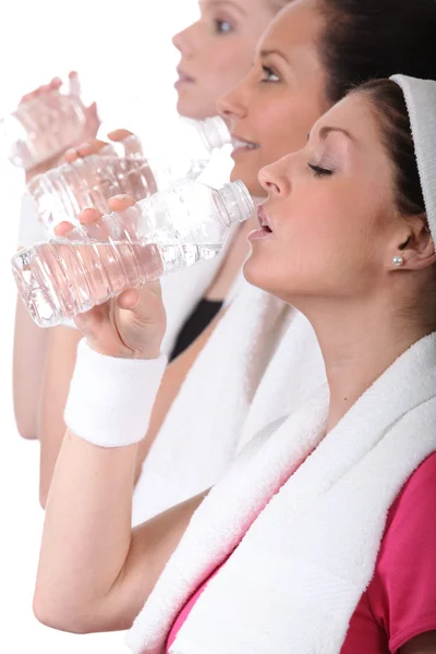 Жінки п'ють воду після тренування — стокове фото