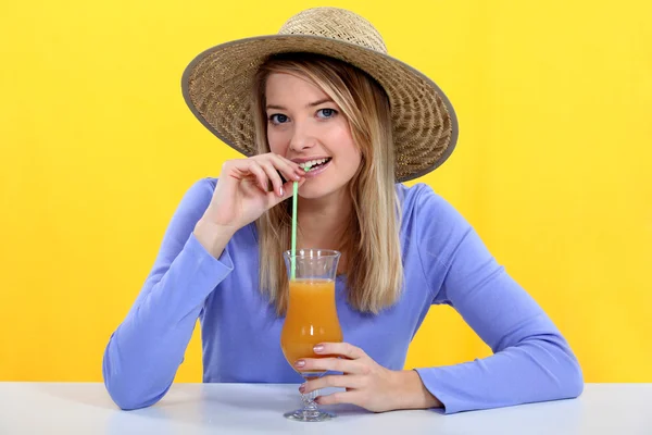 Kvinna dricka färsk saft med sugrör — Stockfoto