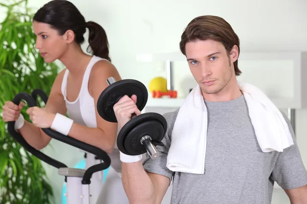 Young couple in gym — Stock Photo, Image