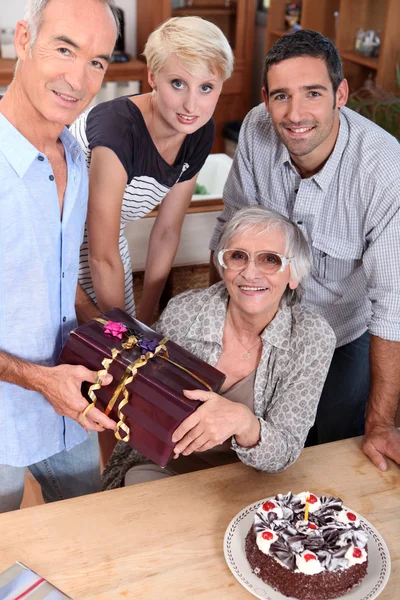 Family celebrating mother's birthday, she's about 70 years old — Stock Photo, Image