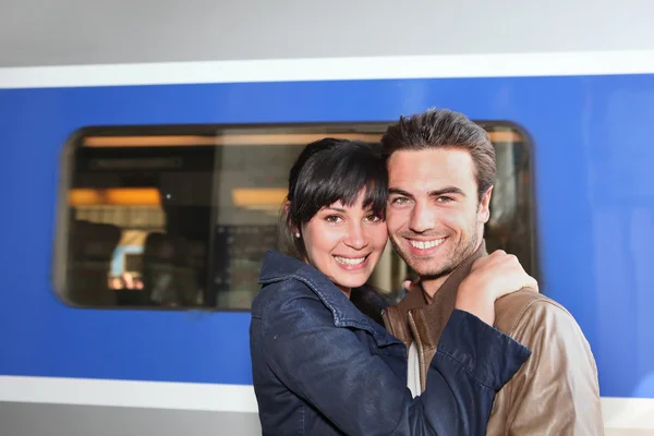 Пара обнимается на вокзале — стоковое фото