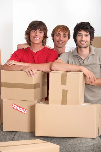 Três rapazes com caixas de embalagem — Fotografia de Stock