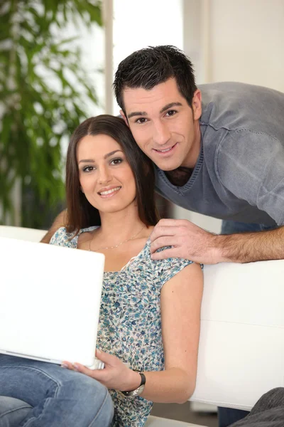 Ett par som gör datorn — Stockfoto