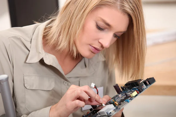 Kvinna reparera elektroniska bit — Stockfoto