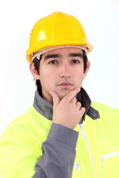 Trabajador sosteniendo su barbilla — Foto de Stock