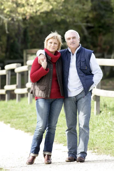 Couple d'âge mûr dans le pays — Photo