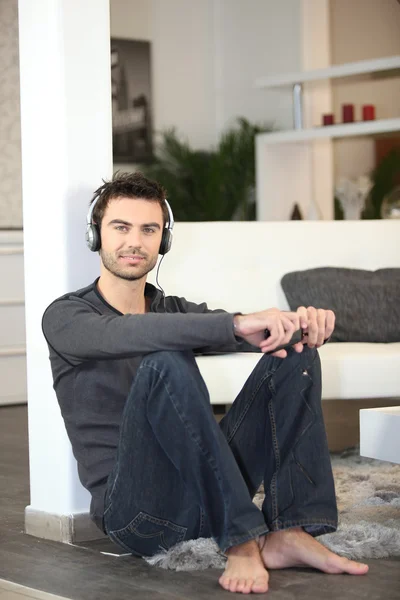 Чоловік слухає музику вдома — стокове фото