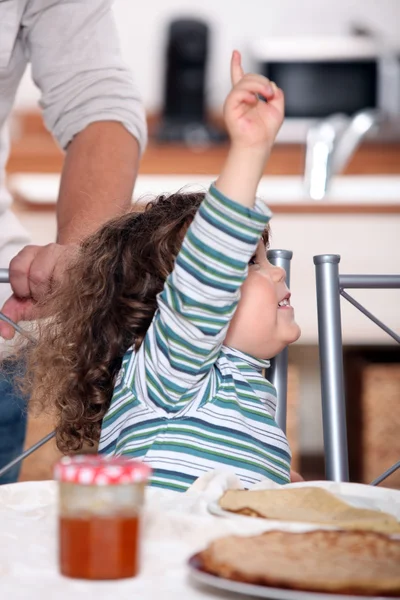 Småbarn att höja arm ska be om tillstånd — Stockfoto