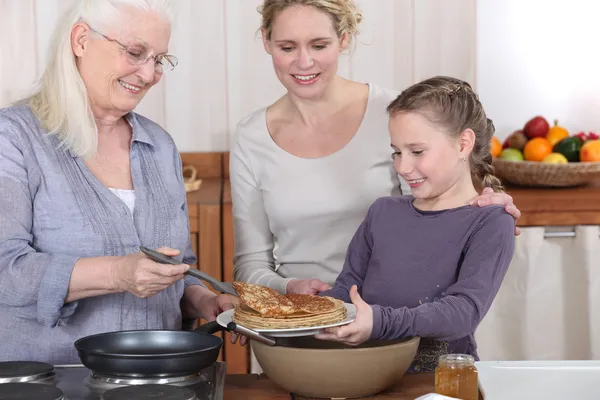 Familie isst Pfannkuchen — Stockfoto
