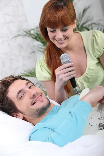 Чоловік з гітарою жінка з мікрофоном — стокове фото
