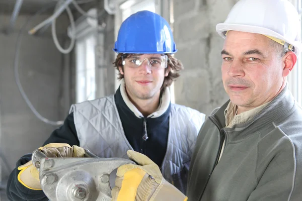 Bauarbeiter und junger Helfer — Stockfoto