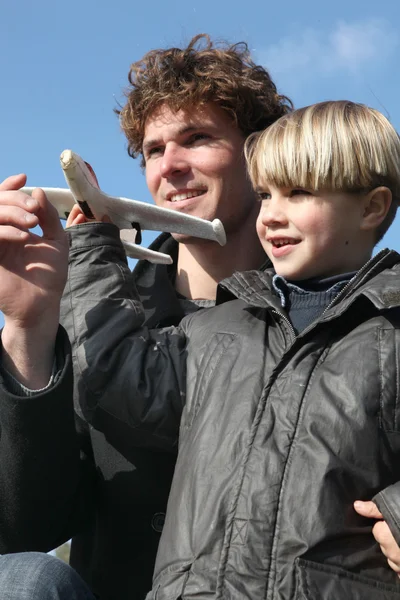 Маленький хлопчик тримає модель літака — стокове фото