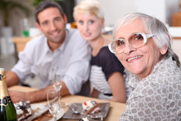 Aile yemek yiyor. — Stok fotoğraf