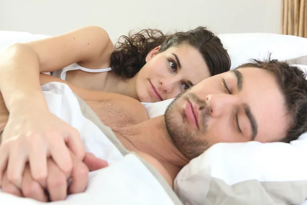 Mulher assistindo seu marido dormindo — Fotografia de Stock
