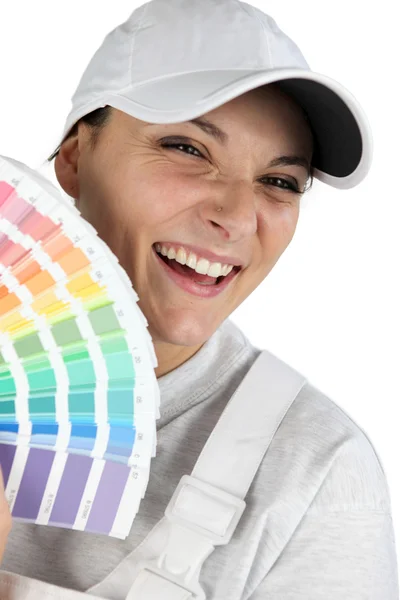 Decorador segurando cartas de cores de tinta — Fotografia de Stock