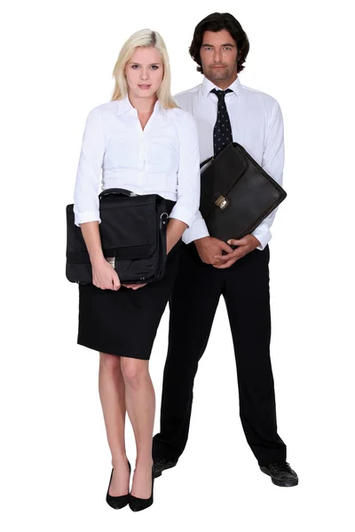 Бизнесмен и деловая женщина с портфелем в руках — стоковое фото