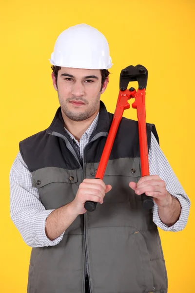 Homem com par de cortadores de parafuso — Fotografia de Stock