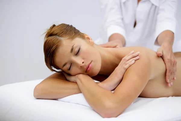 Splendida donna con un massaggio alla schiena — Foto Stock