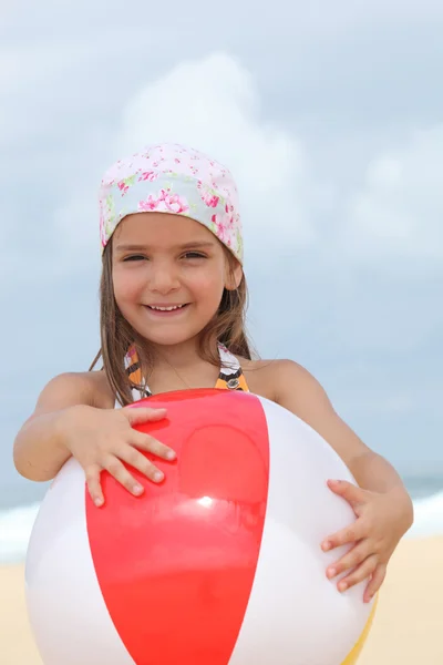 Porträtt av en liten flicka med en ballong — Stockfoto