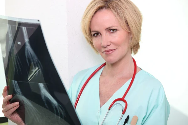 Female nurse holding x-ray image — Stock Photo, Image
